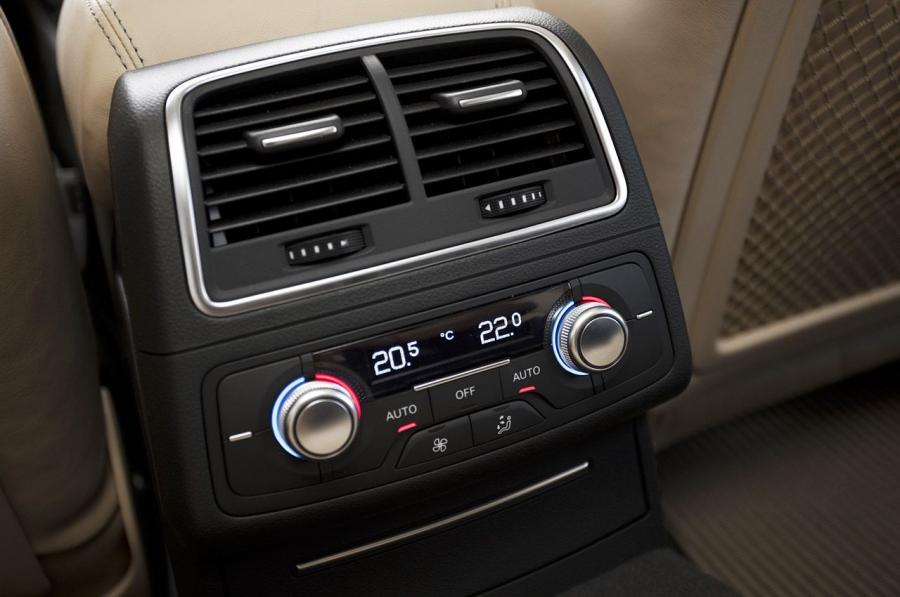 Детали интерьера Audi A8 Hybrid (D4) 2011 года  (WW) (фото 9 из 67)